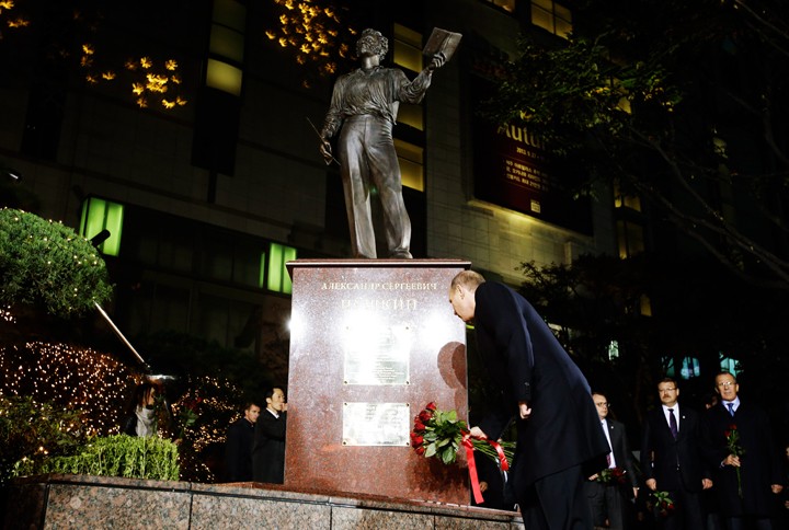 В.Путин торжественно открыл памятник Пушкину в Сеуле