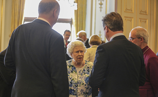 Королева Елизавета II и&nbsp;премьер-министр Великобритании Дэвид Кэмерон



