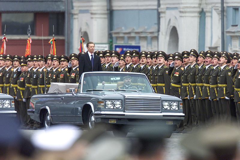 Министр обороны России Сергей Иванов (на машине) принимает военный парад, посвященный 56-й годовщине Дня Победы над&nbsp;фашистской Германией. Парад состоялся на&nbsp;Красной площади в 2001 году.
