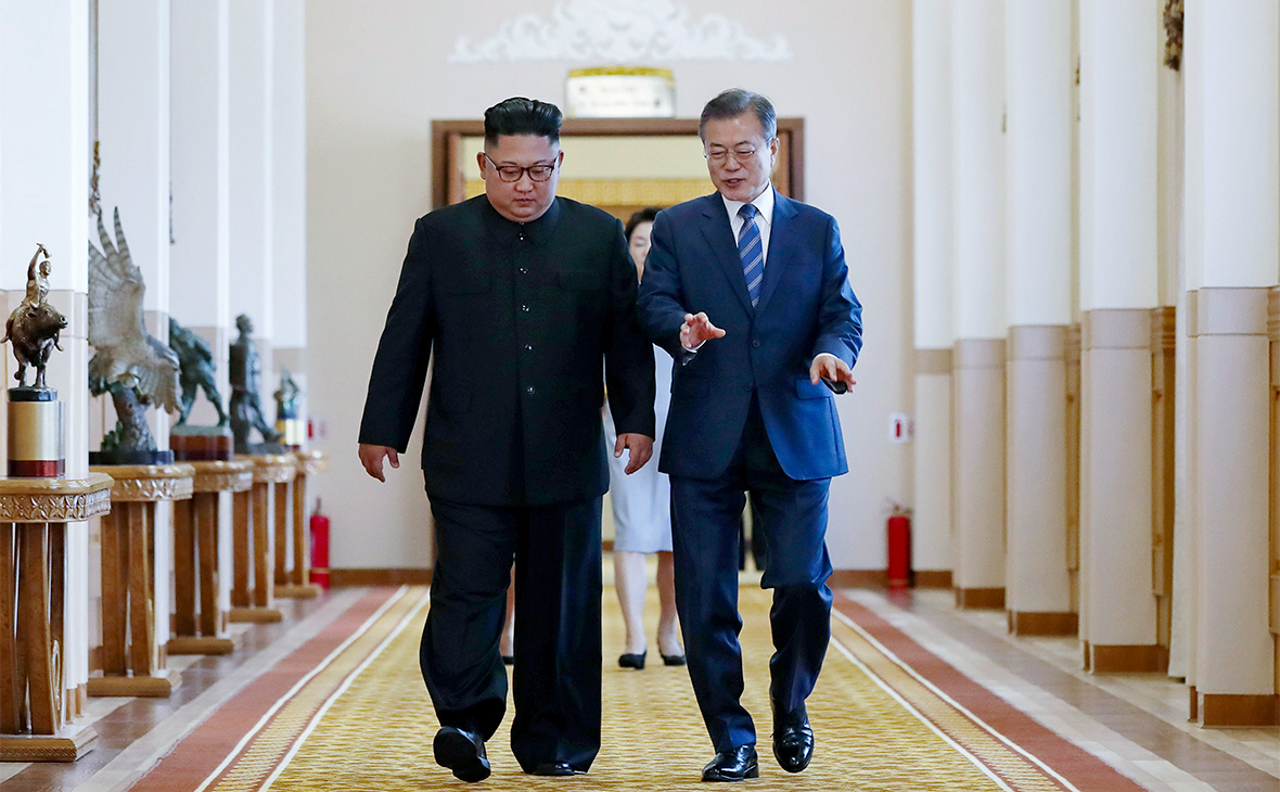 Ким Чен Ын и&nbsp;Мун Чжэ Ин&nbsp;(слева направо)