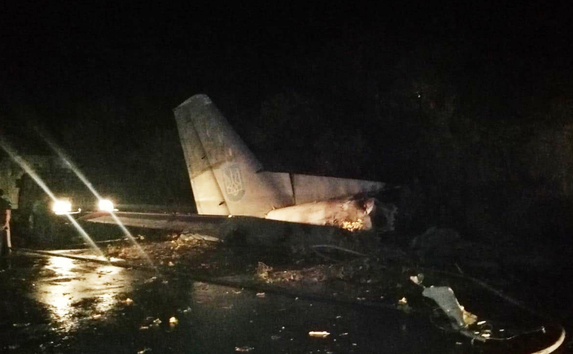 Последствия крушения самолета Ан-26 под Харьковом