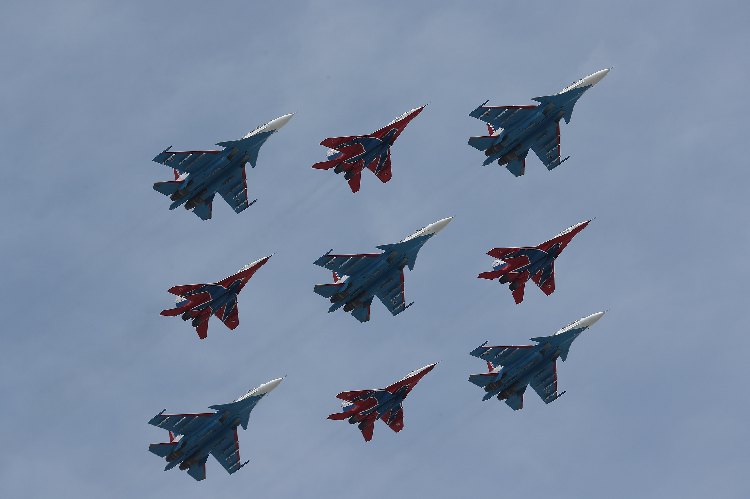 На фото:  многоцелевые истребители Су-30СМ и МиГ-29 групп высшего пилотажа &laquo;Русские витязи&raquo; и &laquo;Стрижи&raquo; в полетном порядке &laquo;Кубинский бриллиант&raquo;