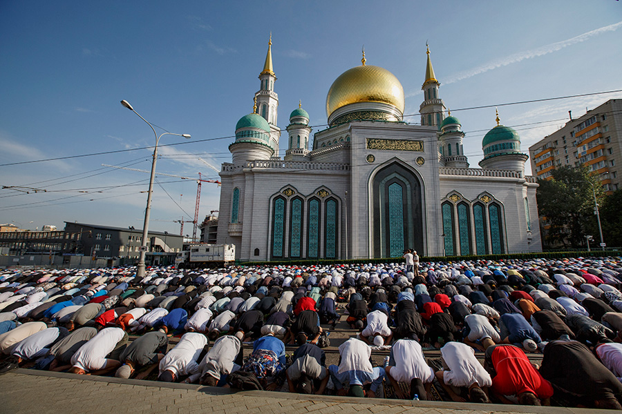 Молитва у Московской соборной мечети в России