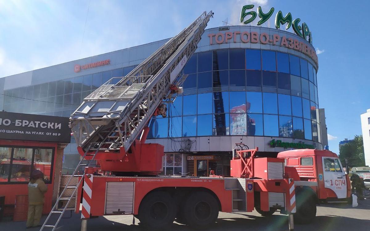 В Курске в торговом центре «Бумеранг» произошел пожар