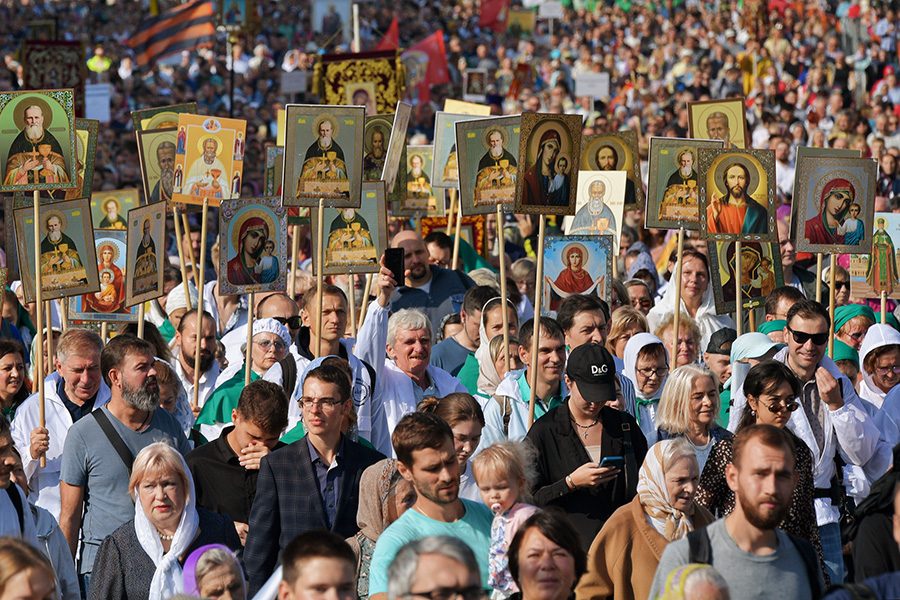Верующие на Невском проспекте в Санкт-Петербурге
