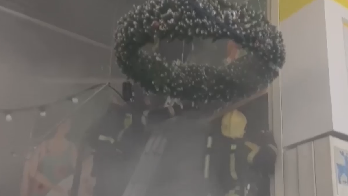 Последствия пожара в отделе с елками и игрушками в «Леруа Мерлен»