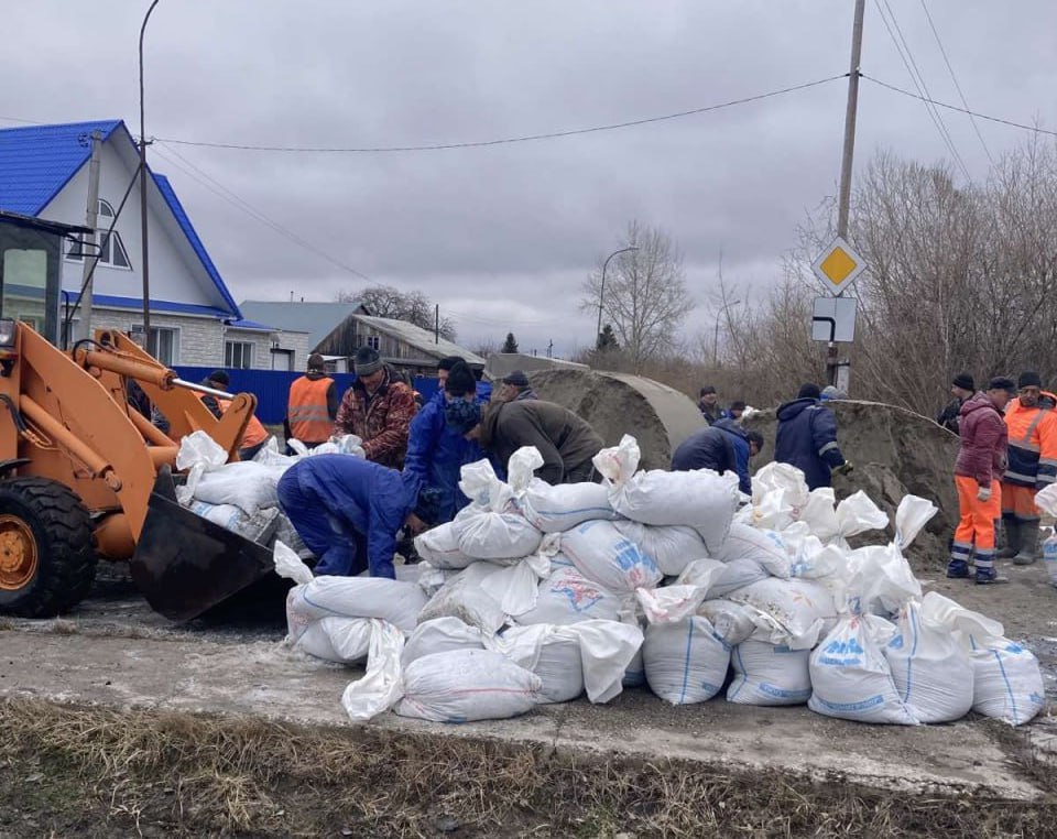 В раойнах продолжают сооружать дамбы и наращивать имеющиеся