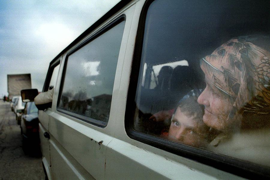 Албанские беженцы из Прешевской долины на юге Сербии въезжают в сектор Косово, контролируемый силами KFOR, 2000 год