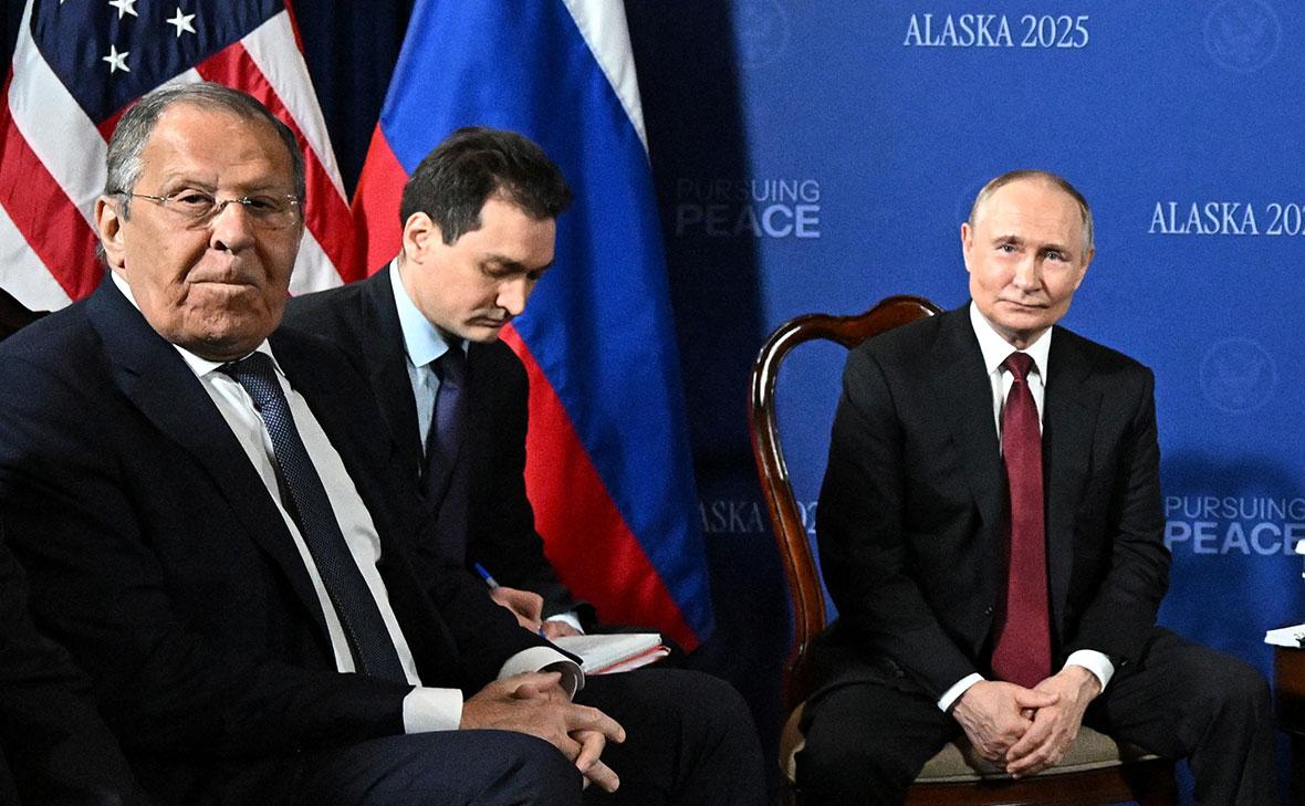 Владимир Путин и Сергей Лавров принимают участие во встрече с Дональдом Трампом на военной базе Элмендорф-Ричардсон в Анкоридже, Аляска, США, 15 августа 2025 года