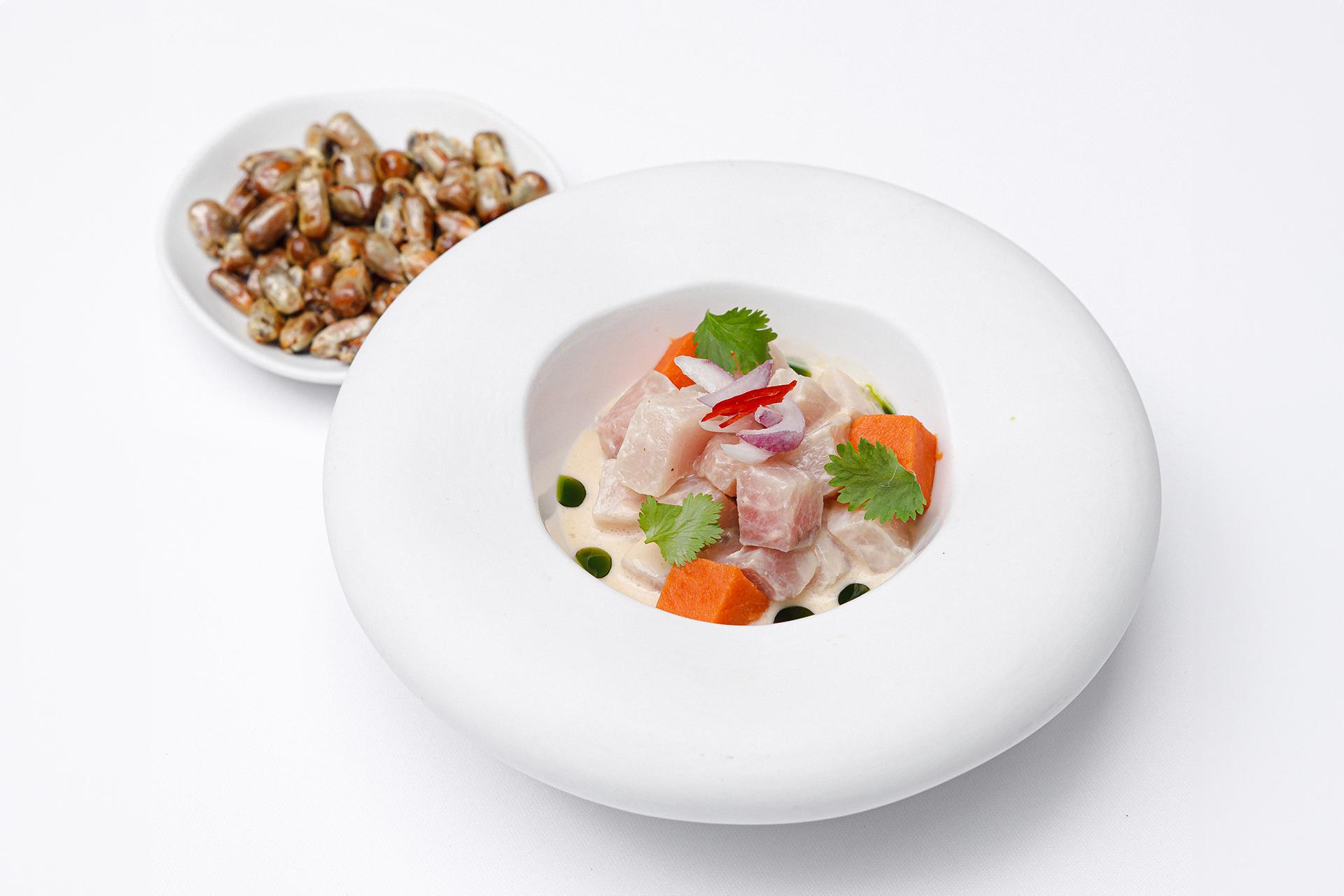 Севиче из дикой рыбы с кукурузой канча, бататом и луком в ресторане Luigi’s Garden