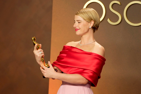 Джесси Бакли («Хамнет») получила «Оскар» за лучшую женскую роль. Произнося благодарственную речь, актриса не скрывала волнения.
