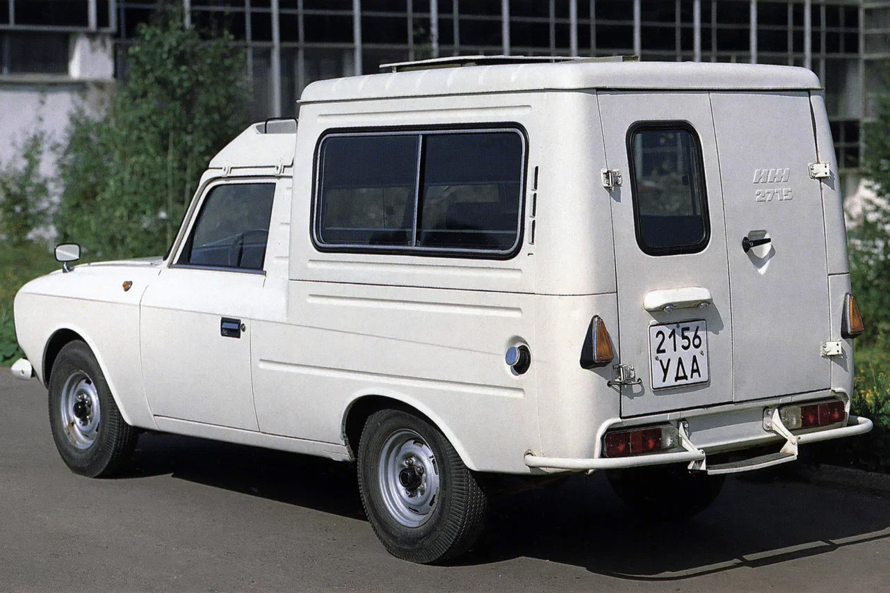 «Rancho есть у нас дома!» — грузопассажирский «Иж-27156» (1988-2001 гг.). В кузове вдоль бортов откидные двухместные лавочки