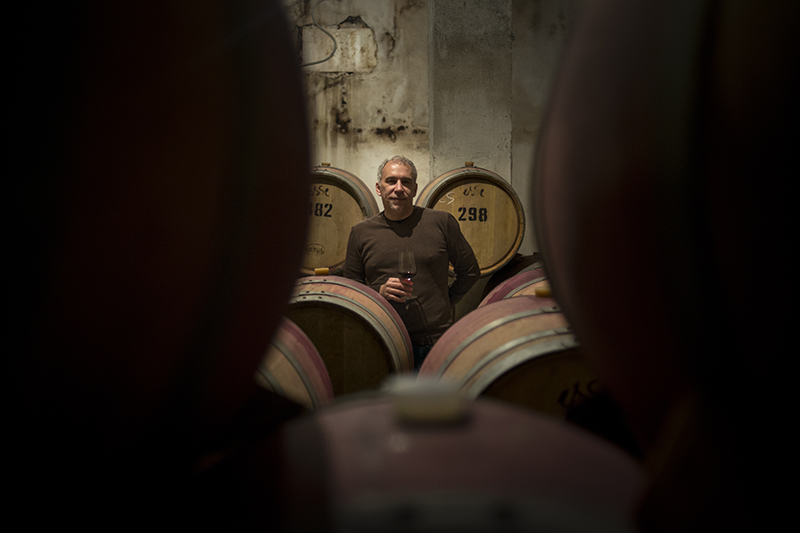 Совладелец винодельческой компании «Сатера» Игорь Самсонов в этом году рассчитывает продать 2,5-3 млн бутылок вина, причем теперь он хочет работать только под собственными марками. В этом году «Сатера» запустит новый премиальный бренд Kacha Valley.