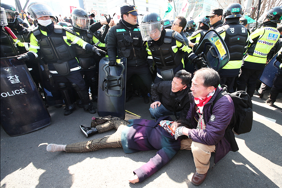 Один из&nbsp;митингующих упал в&nbsp;обморок во&nbsp;время акции сторонников бывшего президента Южной Кореи