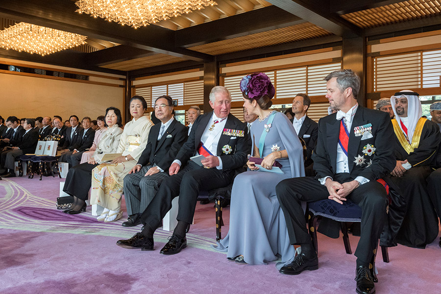 Кроме членов семьи и премьер-министра Японии, на церемонии присутствовали более 2 тыс. иностранных гостей, в том числе президент Украины Владимир Зеленский с женой, принц Уэльский Чарльз (на фото третий справа), кронпринц Дании Фредерик (на фото справа) с женой Мэри (на фото вторая справа). Для Чарльза интронизация императора Японии стала второй&nbsp;&mdash; в 1990 году вместе с принцессой Дианой он присутствовал на церемонии восшествия на престол отца Нарухито&nbsp;&mdash; императора Акихито.
