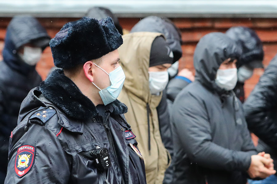 В Санкт-Петербурге действует режим самоизоляции, но очередь не заканчивается уже несколько дней