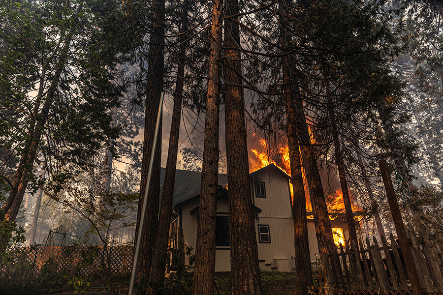 Этот лесной пожар стал одним из крупнейших в Калифорнии в этом году, из района возгораний эвакуировали свыше 6 тыс. человек, отключили электроэнергию более чем в 2 тыс. домов и предприятий, сообщает Associated Press