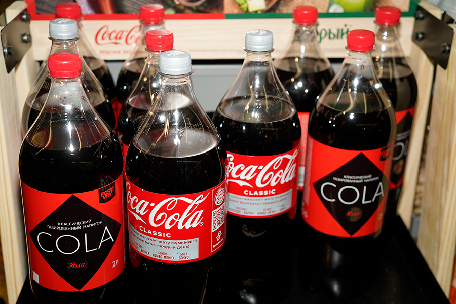 На фото: магазин &laquo;Верный&raquo;.

Ушедшие бренды, принадлежащие Coca-Cola и PepsiCo, занимали большую часть рынка безалкогольных напитков.

Самой популярной газировкой была Coca-Cola. По данным опроса, проведенного аналитиками компании Ipsos в феврале&mdash;марте 2022 года, Coca-Cola чаще всего пили 48,5% жителей российских крупных городов старше 16 лет, которые потребляют безалкогольные газированные напитки.

На втором месте была Pepsi, которую выбирали 22,9% потребителей газировки. В пятерку наиболее часто потребляемых также входили &laquo;Напитки из Черноголовки&raquo;, Fanta и Schweppes