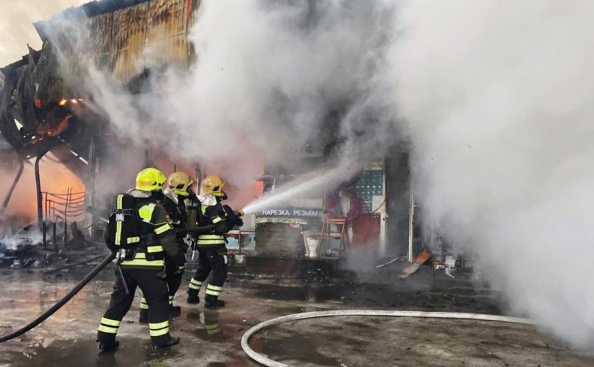 В Москве потушили пожар на строительном рынке