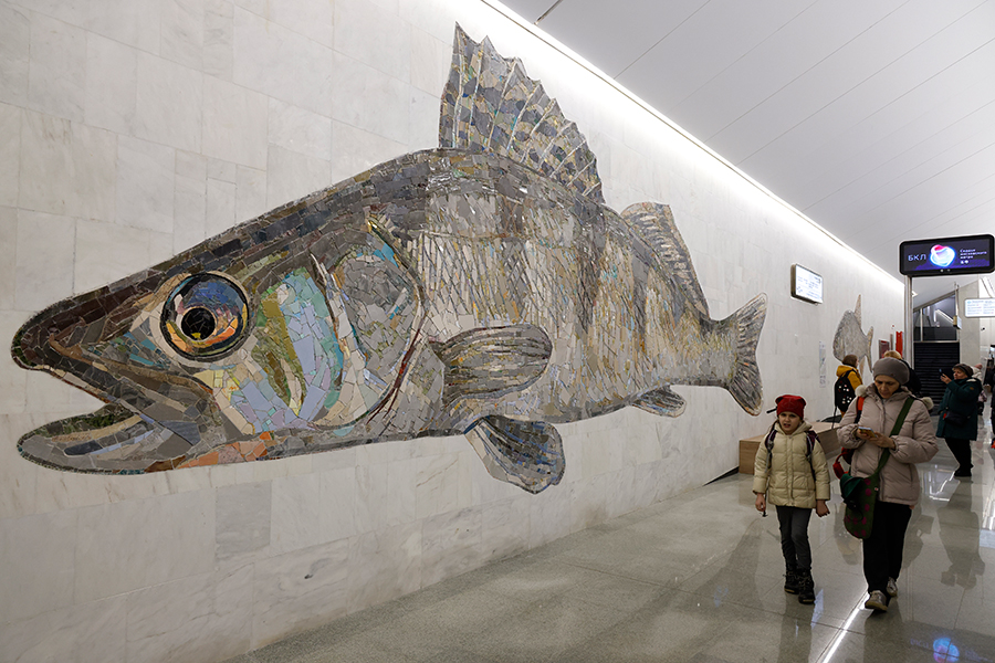 Станцию украсили панно с изображением рыб, выполненные из натурального камня