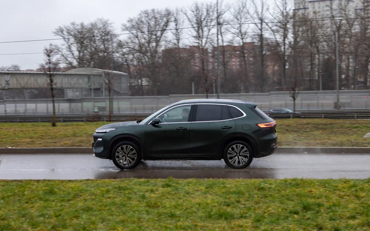 В младшей комплектации Geely EX5 EM-i оснащается колесными дисками на 18 (шины 225/55), а в старшей — на 19 (шины 235/50)