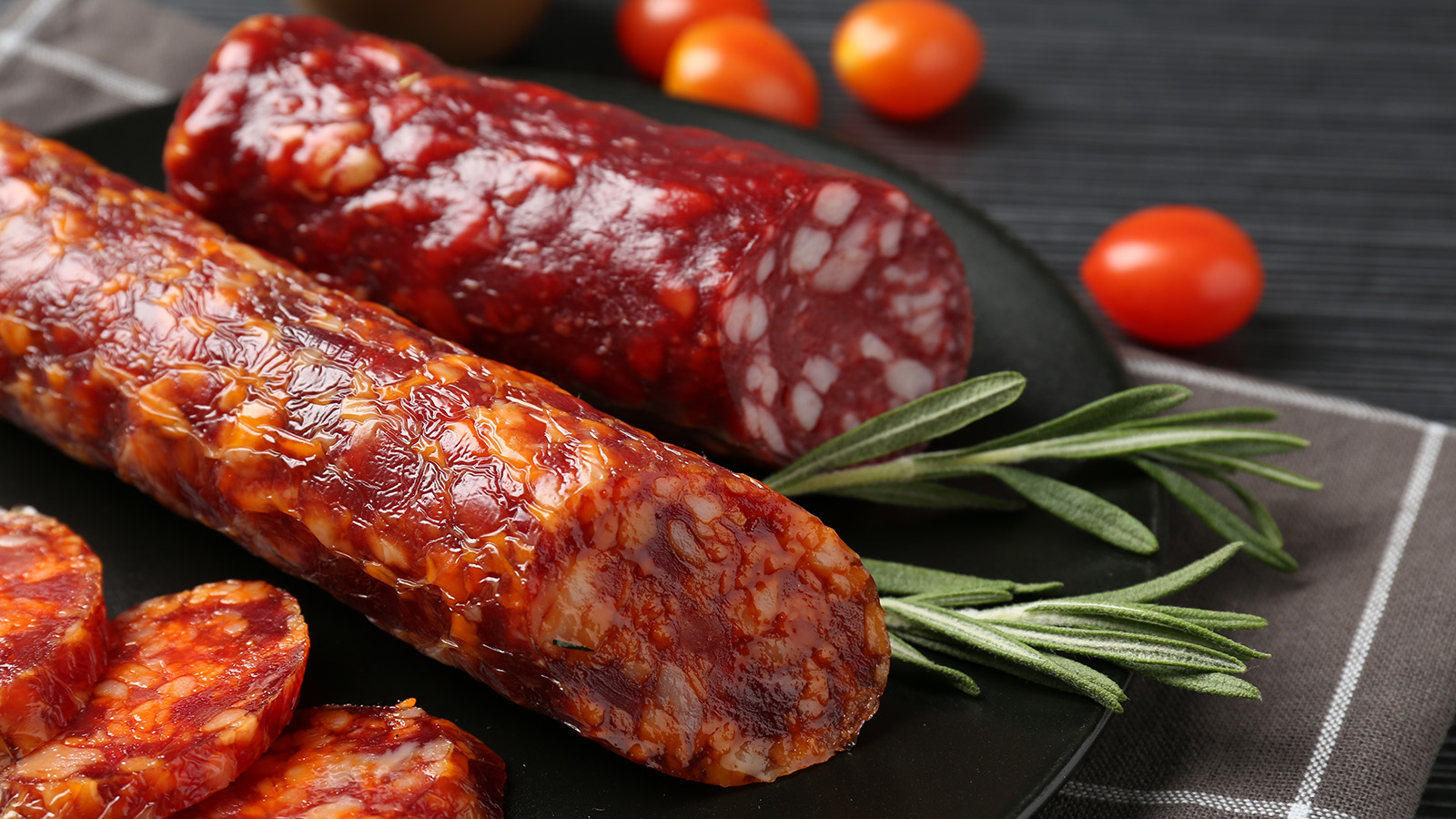 Что будет, если часто есть сырокопченую колбасу. Мнение диетолога