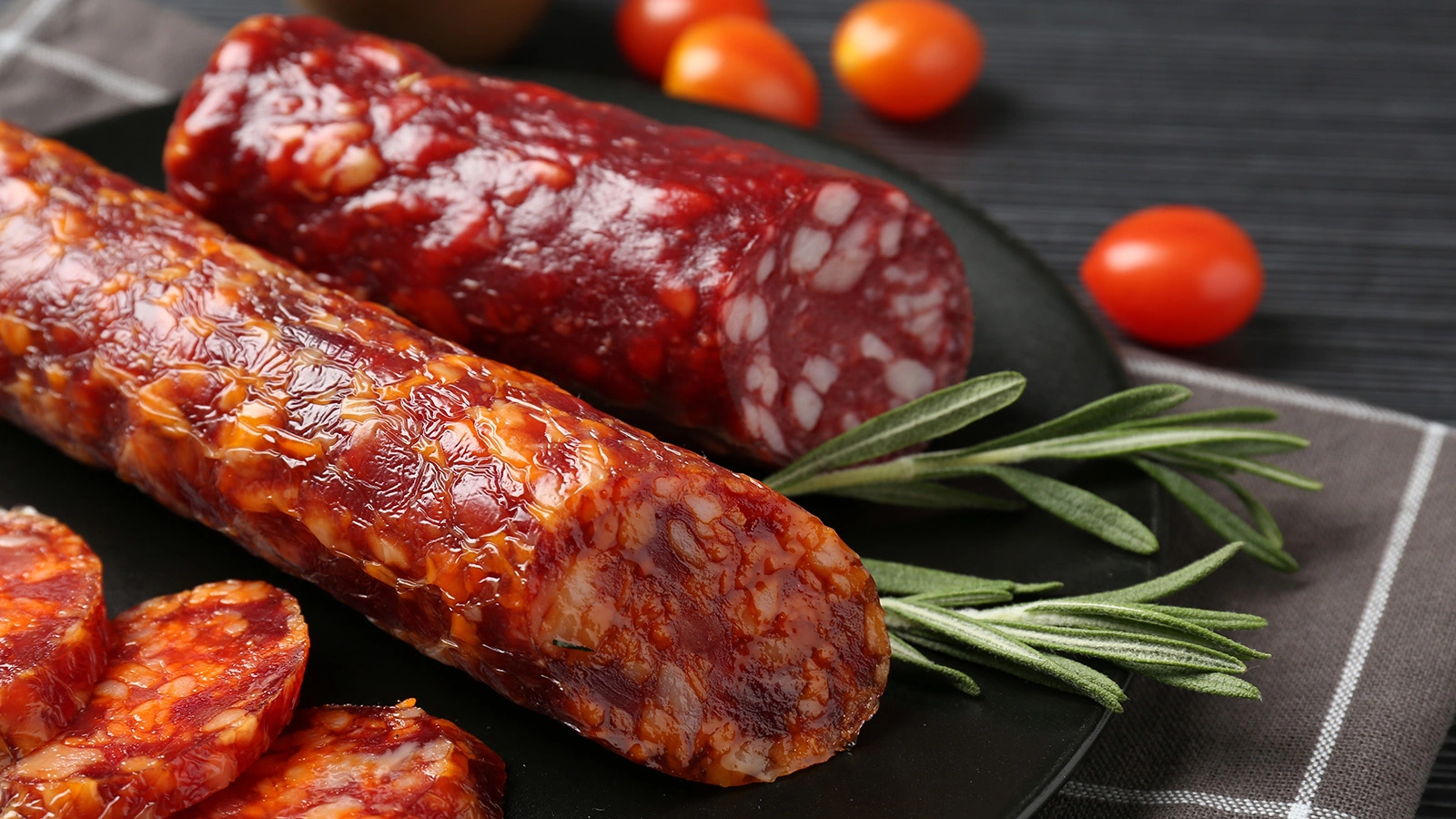 Что будет, если часто есть сырокопченую колбасу. Мнение диетолога