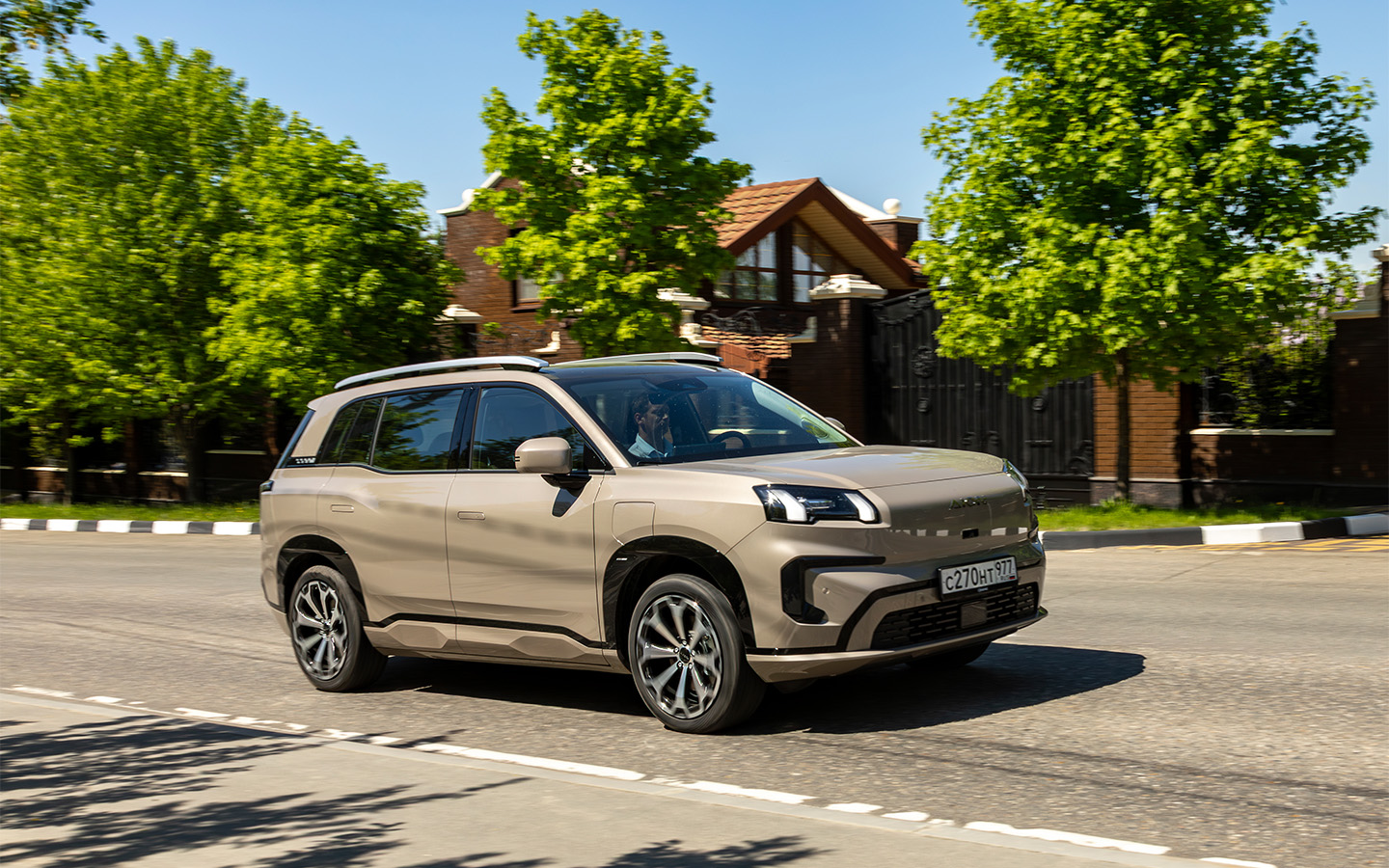 Отрадно, что GAC Aion V не пасует перед российскими дорогами: машина равнодушна к лежачим полицейским, колдобинам и колеям