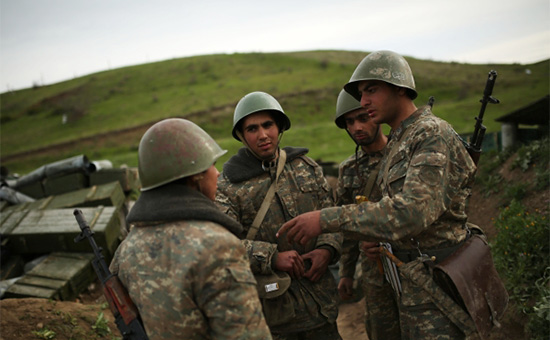 Военнослужащие на артиллерийской позиции в зоне карабахского конфликта


