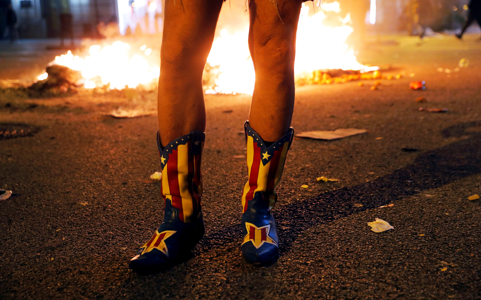 Более 70 человек пострадали во время беспорядков в Каталонии
