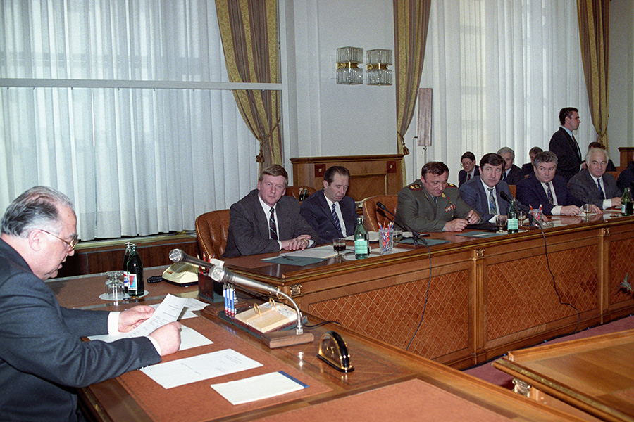 Чубайс занял пост вице-премьера еще в самом первом правительстве России&nbsp;&mdash; когда председателем кабинета министров был сам Борис Ельцин. Сохранил он свой пост и в правительстве Виктора Черномырдина. В ноябре 1994 года он стал уже первым вице-премьером&nbsp;&mdash; куратором финансово-экономического блока. На тот момент в правительстве уже был один первый замглавы кабмина&nbsp;&mdash; близкий к влиятельному руководителю службы безопасности президента Александру Коржакову Олег Сосковец.

Тогда&nbsp;же Чубайс возглавил Федеральную комиссию по ценным бумагам и фондовому рынку. Ее анонсированная функция&nbsp;&mdash; сделать рынок источником капиталовложений в российскую промышленность в условиях сокращения бюджетных инвестиций. С именем Чубайса, как писал &laquo;Коммерсантъ Власть&raquo;, за единственный его полный год в должности был связан &laquo;феномен реабилитации государства в глазах российского бизнеса и мыслящей части общества&raquo;. Правительство ввело валютный коридор для рубля (4300&ndash;4900 неденоминированных рублей за доллар) и взяло под контроль инфляцию (с начала года месячная инфляция снизилась с 17,8 до 3,2%)

В тот период Чубайсу приходилось и &laquo;работать в полях&raquo;. В интервью &laquo;Эху Москвы&raquo; он вспоминал, что одной из главных задач на момент его назначения первым вице-премьером было &laquo;остановить забастовки&raquo;. С этой задачей связана, по словам Чубайса, одна из самых драматических историй в его жизни, когда ему пришлось поехать на одну из бастующих шахт и там&nbsp;&mdash; &laquo;ползти в черной пыли&raquo; по штреку, а потом выступать в актовом зале перед несколькими сотнями шахтеров. &laquo;Значит так, разговор простой и ясный. У вас 26 требований. Поехали по каждому. Требование №&nbsp;1 не выполним никогда ни при каких условиях. Забыли о нем. Не обсуждаем. Два&nbsp;&mdash; не выполним никогда. Никто этого не сделает. Три&nbsp;&mdash; кто пообещает, что выполнит, соврет. Этого не будет. Четыре&nbsp;&mdash; выполним полностью, на 100% в течение пяти суток. Пять&nbsp;&mdash; выполним тогда-то, шесть&nbsp;&mdash; тогда-то, семь&nbsp;&mdash; не выполним, восемь&hellip; Точка,&nbsp;&mdash; вспоминал свою риторику Чубайс.&nbsp;&mdash; В таком режиме с ними можно разговаривать, но тогда ты должен отвечать за базар&raquo;.

Работать первым вице-премьером Чубайсу пришлось сравнительно недолго&nbsp;&mdash; он был отправлен в отставку в январе 1996 года, вскоре после провальных для провластного общественно-политического движения &laquo;Наш Дом&nbsp;&mdash; Россия&raquo; парламентских выборов (НДР тогда набрало только 10% голосов, а &laquo;Демократический выбор России&raquo;, в котором состоял Чубайс,&nbsp;и вовсе менее 4%). Причину Борис Ельцин увидел в промахах в экономической политике, которую курировал первый вице-премьер. В книге &laquo;Президентский марафон&raquo;, которая вышла в 2000 году, Ельцин характеризует эту отставку уже несколько по-другому: &laquo;Чубайс&nbsp;&lt;&hellip;&gt; был с треском уволен из правительства, в очередной раз группа Коржакова&nbsp;&mdash; Сосковца сумела меня с ним поссорить&raquo;