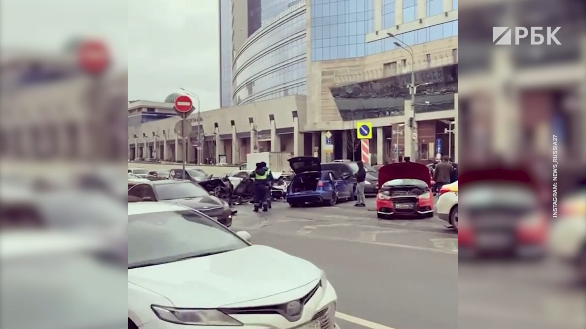 Пять машин столкнулись в центре Москвы. Видео
