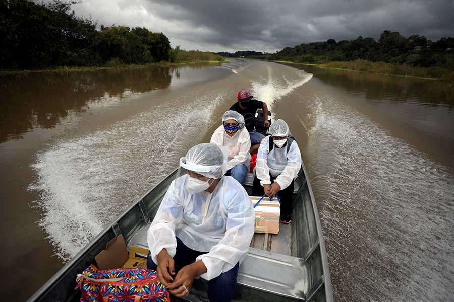Медики доставляют вакцину AstraZeneca по реке Солимоэс в муниципалитет Манакапуру (штат Амазонас, Бразилия). 3 февраля 2021 года