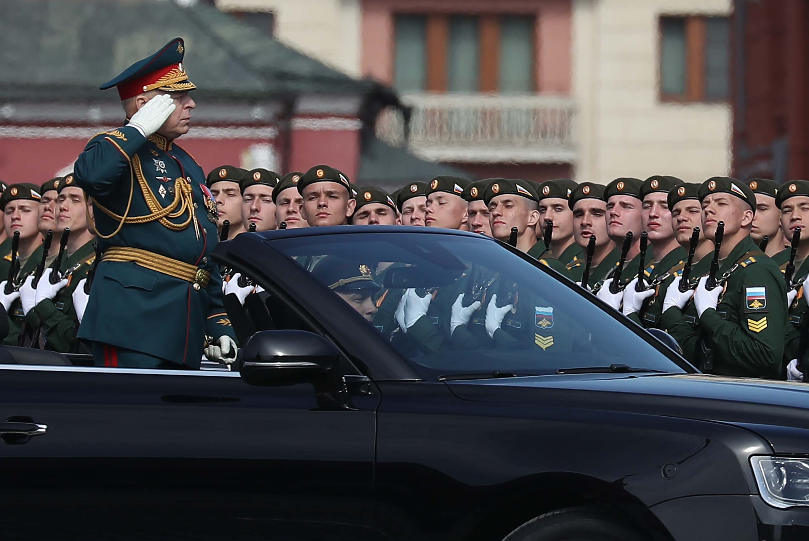 На фото:  главнокомандующий сухопутными войсками России Олег Салюков (слева) и военнослужащие парадных расчетов