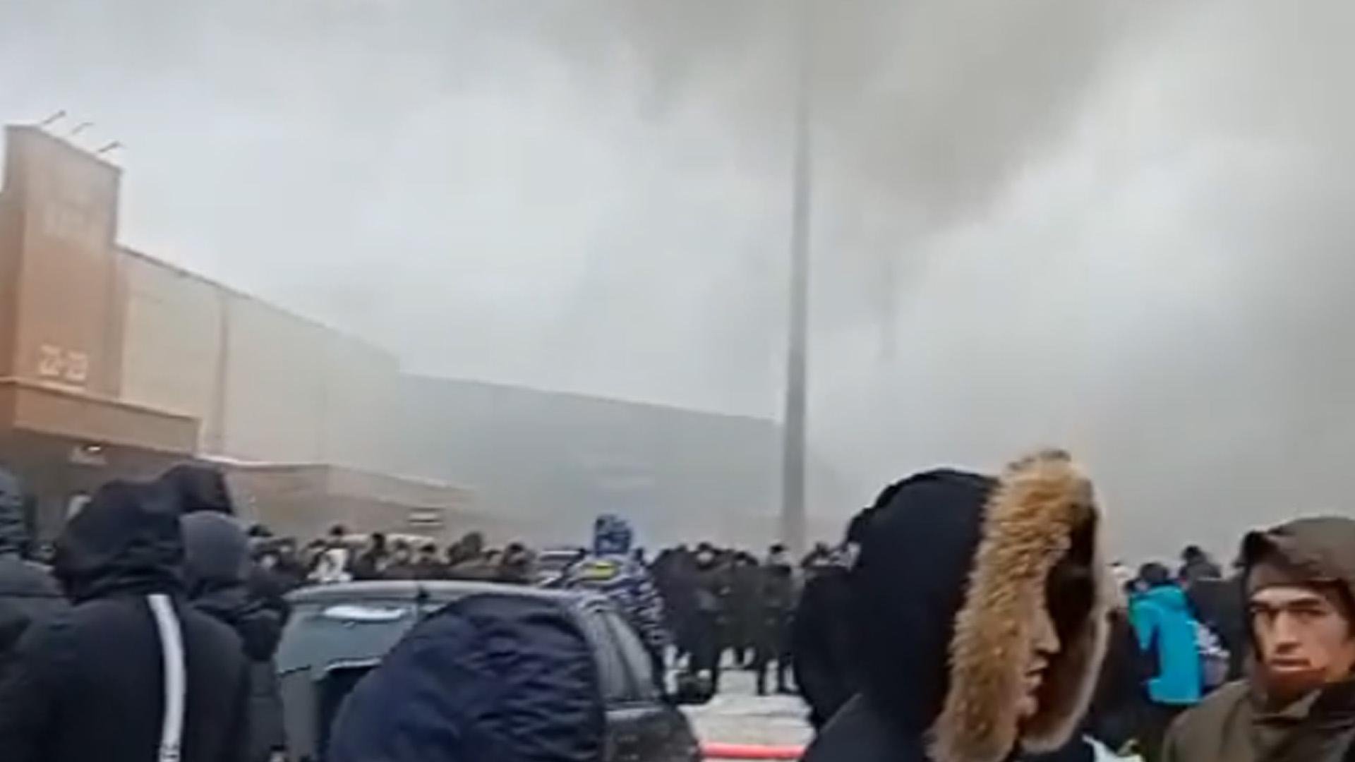 В Москве 350 человек эвакуировали из-за пожара на рынке «Садовод»