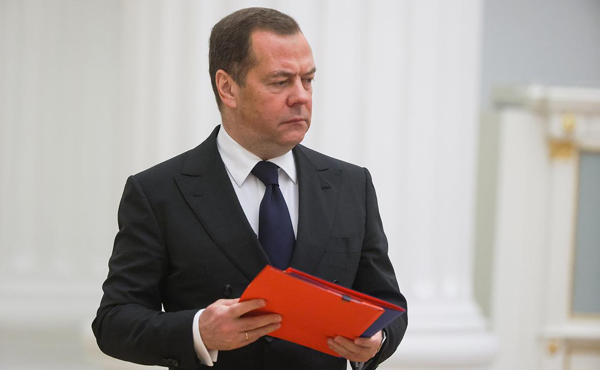 Медведев раскритиковал нейросеть Яндекса за уход от ответов про Бандеру