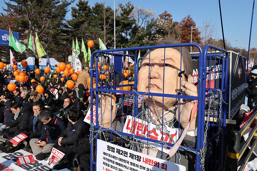 Протестующие требуют импичмента президента Южной Кореи Юн Сок Ёля перед Национальной ассамблеей 14 декабря 2024 года в Сеуле, Южная Корея
