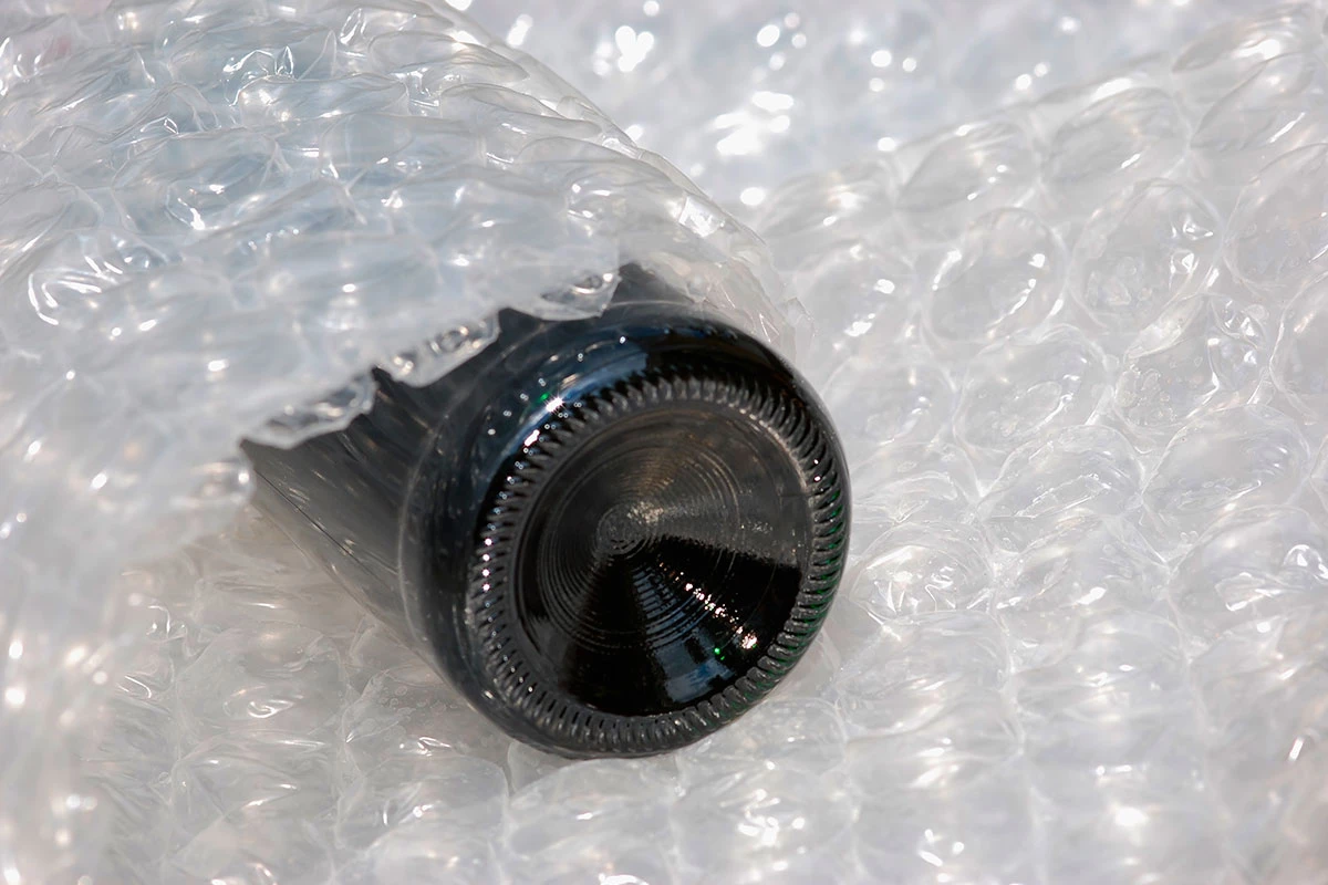 Существуют достаточно простые вещи в домашнем обиходе, которые помогут уберечь ваше спиртное. Например, можно использовать воздушно-пузырчатую пленку