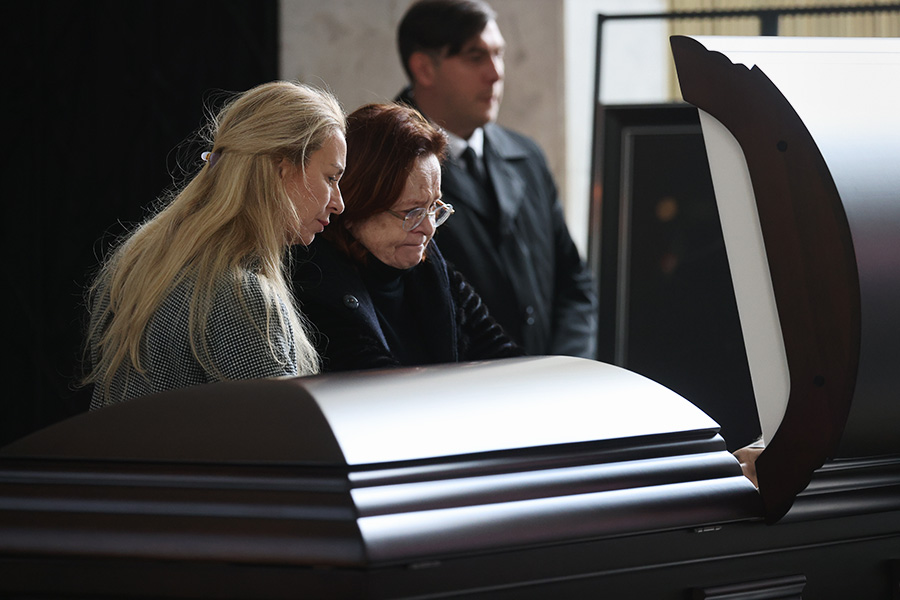 Вторая жена Николаева, Элеонора, на церемонии прощания. С ней телеведущий познакомился в молодости: она была младшей сестрой его близкого друга, актера Рональда Грависа. Николаев называл супругу самым преданным ему человеком: по его словам, когда в 2000-х годах у него диагностировали рак кишечника, жена самоотверженно поддерживала его.