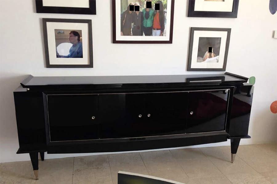 Фотография сооснователя компании Microsoft Билла Гейтса на стене в рамке (слева). Также там висят и снимки с другими людьми, их лица скрыли.

Гейтс в 2021 году в интервью CNN выразил сожаление о том, что встречался с Эпштейном. &laquo;Было огромной ошибкой тратить на него время&raquo;,&nbsp;&mdash; заявил он. &laquo;Я несколько раз обедал с ним, будучи обнадежен его словами о том, что он может мобилизовать несколько миллиардов на поддержку здравоохранения в мире. Когда я увидел, что это далеко от реальности, наши отношения закончились&raquo;,&nbsp;&mdash; добавил Гейтс.