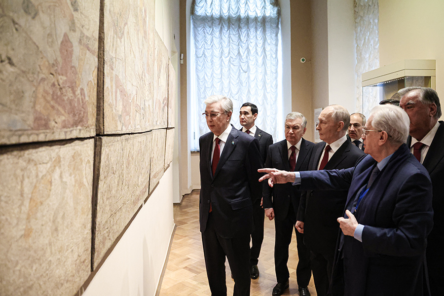 

Вместе с ними экспозицию Эрмитажа осмотрели президент Казахстана Касым-Жомарт Токаев и президент Таджикистана Эмомали Рахмон.

