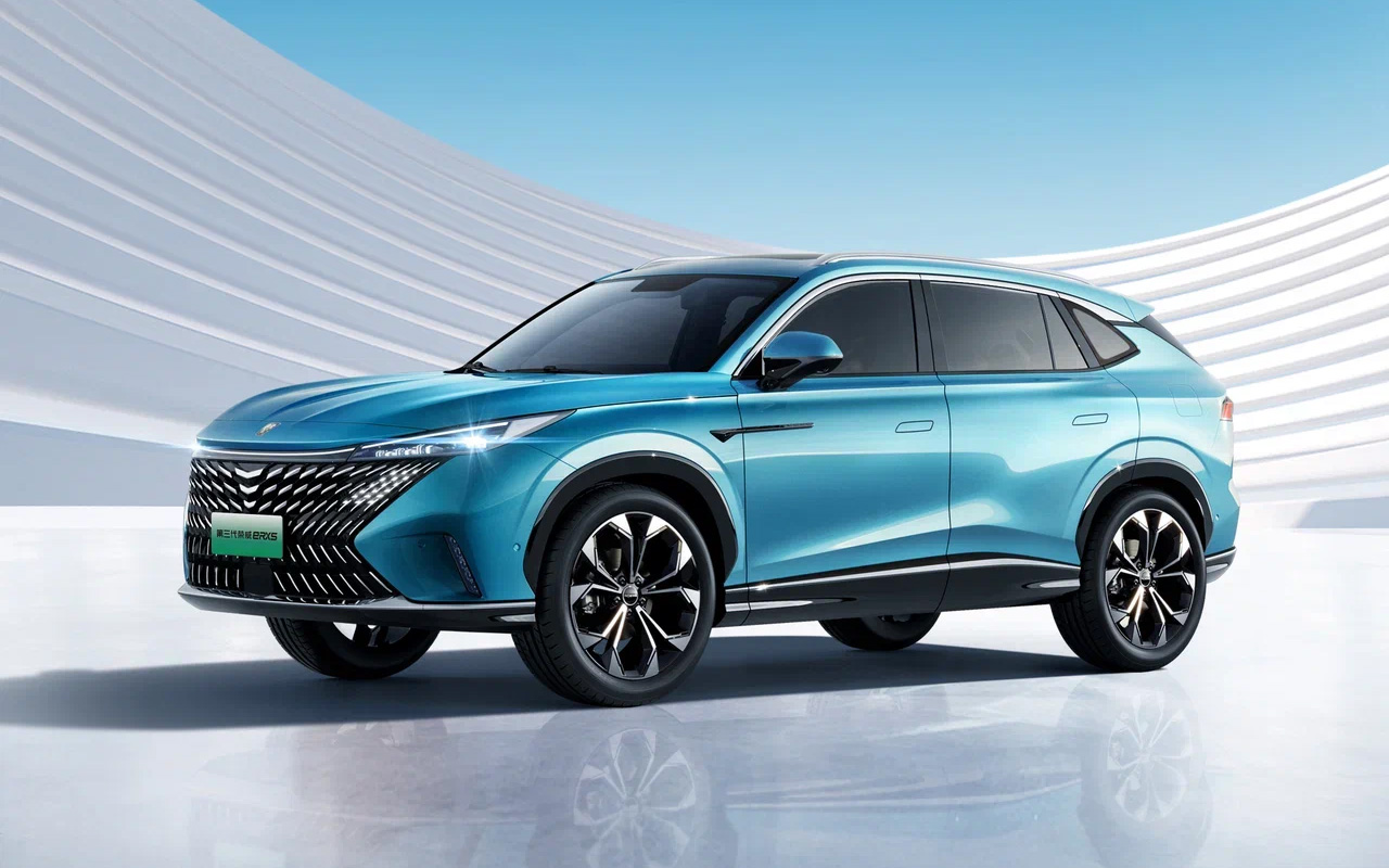 Цепочка метаморфоз тянется с кроссовера Roewe RX5 третьего поколения (2022 г.), предназначенного для китайского рынка