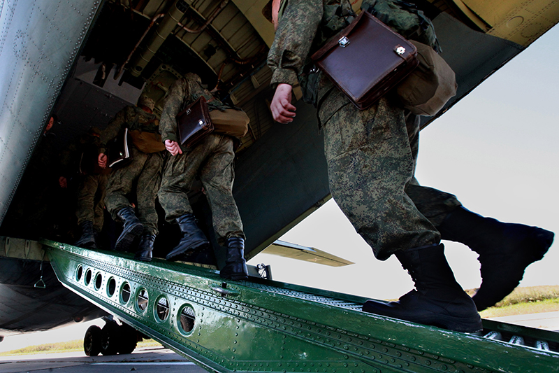 Российские военнослужащие во&nbsp;время посадки в&nbsp;транспортный самолет. Архивное фото