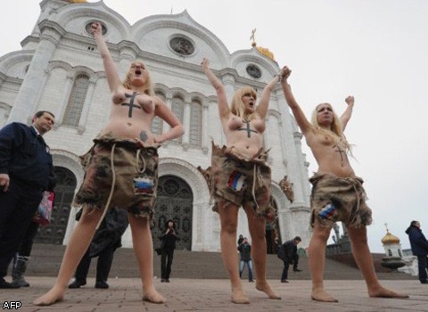 Украинские феминистки разделись в центре Москвы ради оппозиции. ФОТО