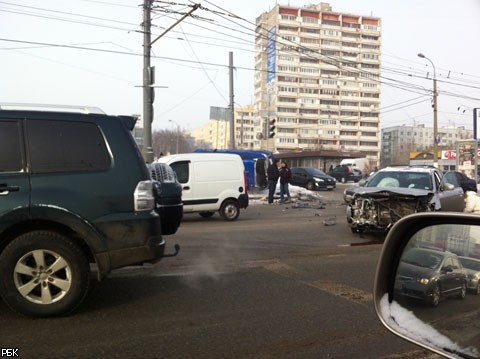 Крупное ДТП в Москве: на Профсоюзной перевернулась легковушка