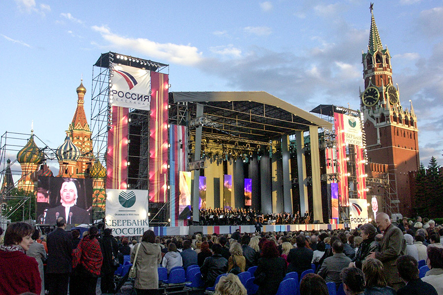 В 2004 году Дмитрий Хворостовский стал первым оперным артистом, давшим сольный концерт на Красной площади. Выступление транслировалось в прямом эфире 25-ти стран мира.


