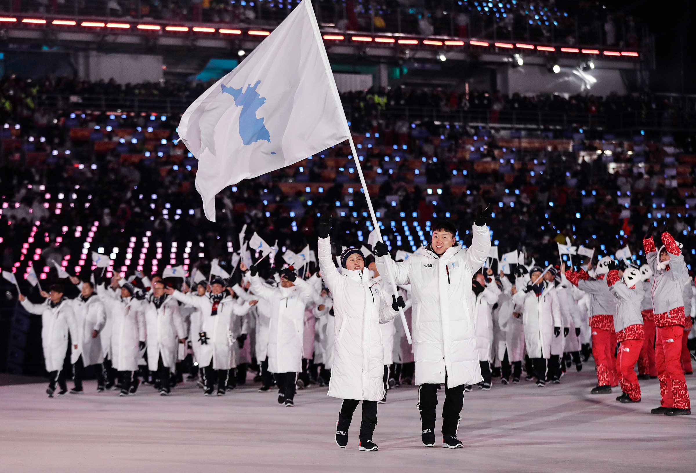 Закрыл парад традиционный выход страны &mdash; организатора Олимпийских игр. В этом году команды Южной и Северной Кореи решили пройти под единым флагом, на котором изображен Корейский полуостров.

&laquo;Мы благодарим команды Кореи и КНДР. Все находящиеся здесь атлеты и поклонники спорта, мы все очень тронуты тем жестом, который они продемонстрировали. Объединенные нашим разнообразием, мы сильнее всех сил, способных нас разъединить&raquo;, &mdash; заявил президент Международного олимпийского комитета Томас Бах
