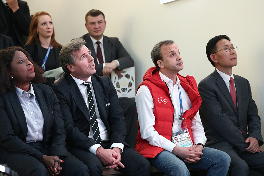 Главу оргкомитета чемпионата мира 2018 года, бывшего вице-премьера Аркадия Дворковича (второй справа) на входе в музей FIFA приняли за волонтера. Но он сказал, что ему польстило такое сравнение.