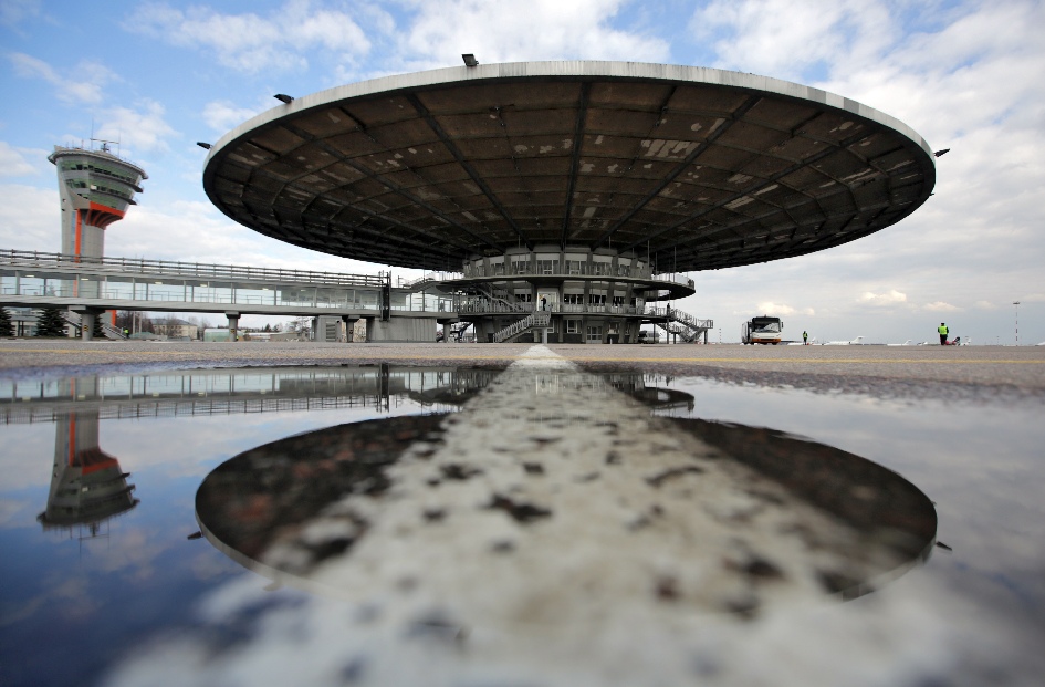 Вид на посадочный павильон &laquo;Рюмка&raquo; и диспетчерскую вышку терминала В аэропорта Шереметьево