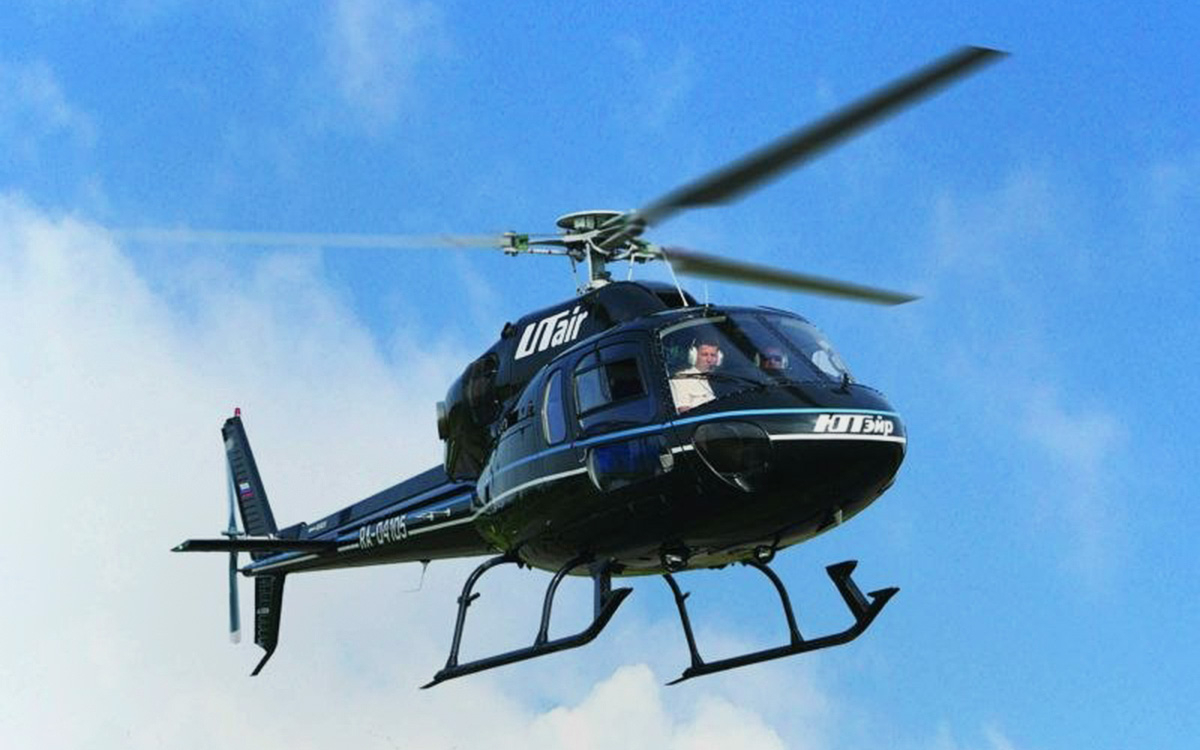 В Тюменской области вертолет пошел на экстренную посадку в болото